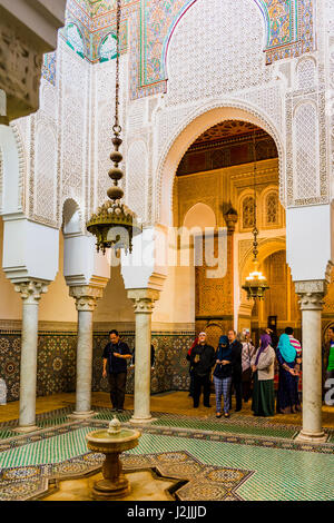 Gips-Arabesken Dekoration im Inneren des Moulay Ismail Mausoleum. Meknès, Marokko, Nordafrika Stockfoto