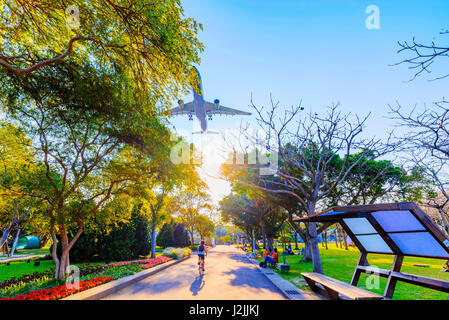 Taipei-Expo-Park mit dem Flugzeug überfliegen während des Sonnenuntergangs Stockfoto