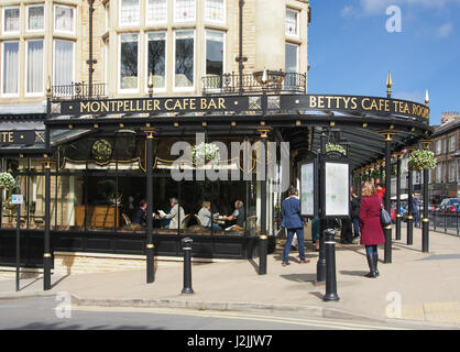 Das Montpellier-Cafe-Bar, auch bekannt als Betty es Tea Rooms.  Montpellier District of Harrogate, North Yorkshire, England, UK, an einem Sommertag. Stockfoto