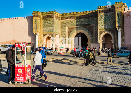 Bab Mansour Gate, gesehen aus dem Ort El Hedhim, Meknès, Marokko, Nordafrika Stockfoto