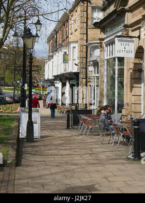 Zeile des Cafés in der Montpellier Bezirk Harrogate, North Yorkshire, England, mit Touristen sitzen draußen mit ihren Drinks in der Sonne entspannen. Stockfoto