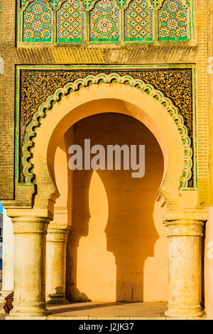 Detail. Bab Mansour Gate, gesehen aus dem Ort El Hedhim, Meknès, Marokko, Nordafrika Stockfoto