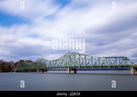 Browns Brücke wurde im Jahre 1955 über den Chattahoochee River Lake Lanier gebaut.  Sie ersetzen eine Niedrigwasser-Brücke, die am See bedeckt war. Stockfoto