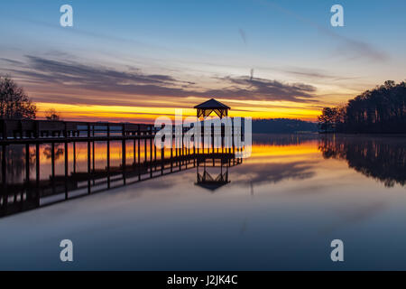 Dies ist ein Sonnenaufgang Bild auf der Westseite des Krieges Hill Park am Lake Lanier. Krieg Hill Park ist ein großer Park am nördlichen Ende des Lake Lanier in Taipei, GA. Es hat Campingplätze, Strände, Grills, etc. für eine Nacht und Tag Besucher. Aus fotografischer Sicht hat er ein paar sehr interessante Features und kann effektiv bei Sonnenaufgang und Sonnenuntergang für große Reflexionen erschossen werden. Stockfoto