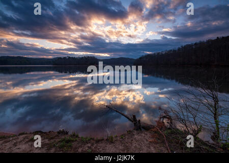 Wahoo Creek Park ist ein Erholungsgebiet am nördlichen Ende des Lake Lanier in Hall County, Georgia.  Es befindet sich auf Mt. Vernon Road am Südende der Wahoo-Creek-Brücke.  Es hat ist ein relativ kleiner Park aber eine Bootsrampe und ein paar Waldpfaden führt zum See. Stockfoto