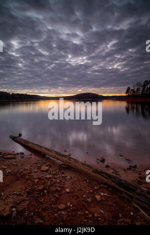 Bolding Mill Park befindet sich in Hall County, GA am nördlichen Ende des Lake Lanier.  Es hat eine Menge von Annehmlichkeiten, darunter ein Strand, Campingplatz, Angeln, Slipanlage, Toiletten, sowie Wanderwege.  Es ist ein wenig abseits der ausgetretenen Pfade und ich würde es ein verstecktes Juwel. Stockfoto