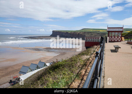 Die berühmte Wasserkraft betriebene Standseilbahn Klippe heben am Saltburn am Meer, England, UK Stockfoto