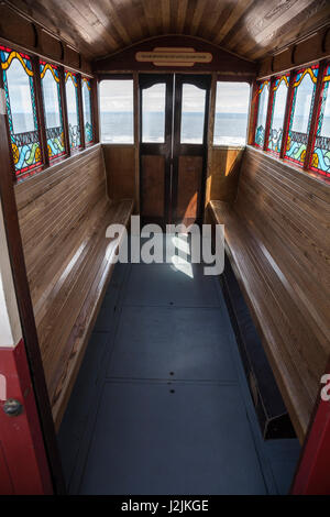 Ein Blick ins Innere der Wagen der berühmten Wasserkraft betriebene Standseilbahn Klippe heben am Saltburn am Meer, England, UK Stockfoto