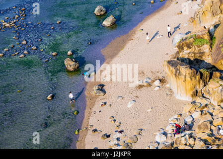 Luftaufnahme von einem ruhigen idyllischen Strand im Pazifischen Ozean in Taiwan Stockfoto