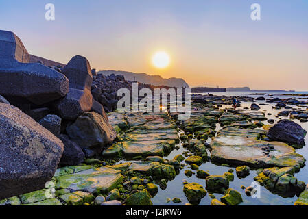 Seascape Waver Barriere und den Sonnenuntergang in Taiwan Stockfoto