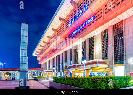 Taipeh, TAIWAN - APRIL 03: Nachtansicht von Taipei Hauptbahnhof Eingang. Dies ist der wichtigste Bahnhof für die Menschen zu reisen, um andere Bereiche von Taiwan auf April Stockfoto