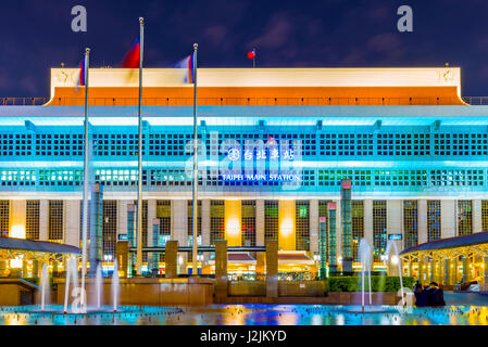 Taipeh, TAIWAN - APRIL 03: Taipei Hauptbahnhof, wo viele Reisende kommen mit dem Zug zu anderen Bereichen von Taiwan am 3. April 2017 in Taipeh Stockfoto