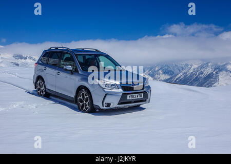 Subaru Forester mit UK-Registrierung auf Schnee in den Pyrenäen, Andorra Stockfoto