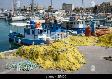 Angelboote/Fischerboote in den Hafen von Heraklion, die größte Stadt und die Hauptstadt der Insel Kreta. Es ist die viertgrößte Stadt im griechischen Stockfoto