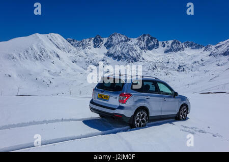 Subaru Forester mit UK-Registrierung auf Schnee in den Pyrenäen, Andorra Stockfoto