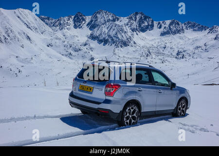 Subaru Forester mit UK-Registrierung auf Schnee in den Pyrenäen, Andorra Stockfoto