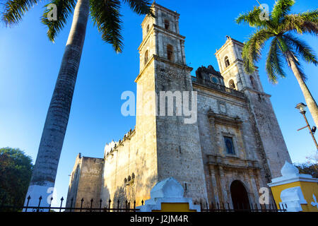 Kathedrale von Valladolid, Mexiko mit Palmen auf beiden Seiten Stockfoto