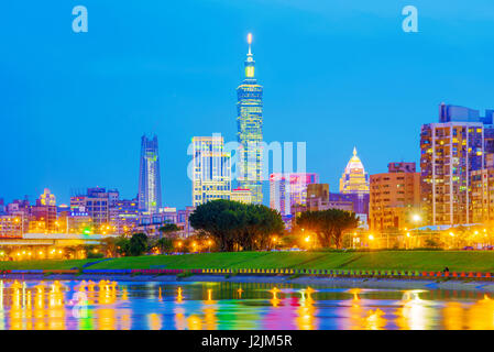 Taipeh, TAIWAN - APRIL 05: Dies ist eine Ansicht der Xinyi Finanzdistrikt und dem Taipei 101 Gebäude mit der Keelung-Fluss in der Nacht auf den 5. April 2017 in Stockfoto