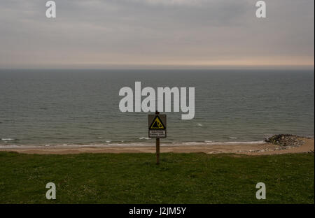 Schild mit der Aufschrift: "Vorsicht fallen Klippen' im highcliffe England Stockfoto