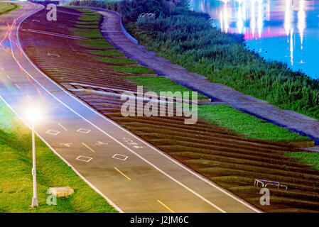 Taipei riverside Park Radweg in der Nacht Stockfoto