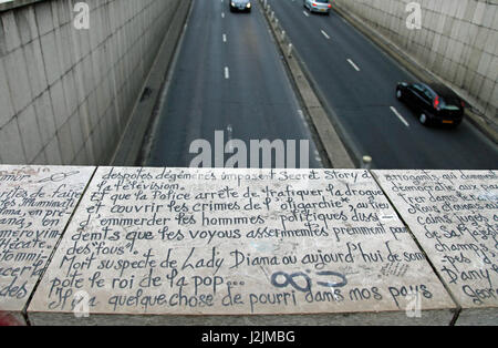 Schreiben, in französischer Sprache, auf der Brücke über der Unterführung wo Prinzessin Diana und Dodi Fayed am 31. August 1997 starb Stockfoto