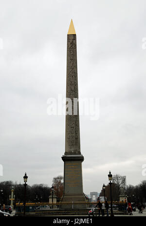 Luxor Obelisk (französisch: Obélisque de Louxor) befindet sich an der Place de la Concorde, Paris, Frankreich. Sie ist aus Ägypten begabt und viele tausend Jahre alt. Stockfoto