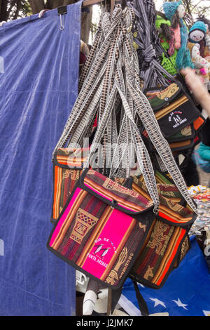 SUR DE PUNTA ARENAS. Souvenir-Taschen in einem offenen Luft Markt in PUNTA ARENAS, CHILE - November 2015. Stockfoto