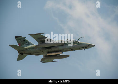 Eine brasilianische Luftwaffe Strahl Kämpfer, A-1 b Ghibli, fliegen entlang des Küste der Northeeast Brasiliens. Stockfoto