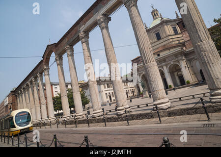 Mailand, Corso di Porta Ticinese, Basilica di San Lorenzo di Milano - Mailand, Corso di Porta Ticinese, Basilica di San Lorenzo di Milano Stockfoto