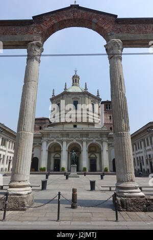 Mailand, Corso di Porta Ticinese, Basilica di San Lorenzo di Milano - Mailand, Corso di Porta Ticinese, Basilica di San Lorenzo di Milano Stockfoto