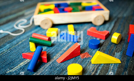 Holzspielzeug für didaktischen und pädagogischen Zweck, Objekte mit vielen Farben und Formen, Spielzeug für Kinder Stockfoto