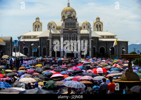 Pilger versammeln außerhalb des die unserer lieben Frau von den Engeln Basilika in Cartago, Costa Rica für die jährliche Pilgerreise oder Wallfahrt. Stockfoto