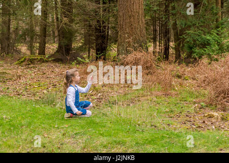 Blonde Mädchen erkunden die wunderbare Welt des New Forest National Park in Großbritannien. Stockfoto