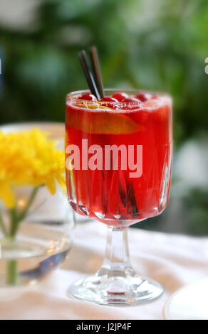 Köstliche rote cocktail im Glas mit dem Trinken Stroh zu fotografieren von closeup Stockfoto