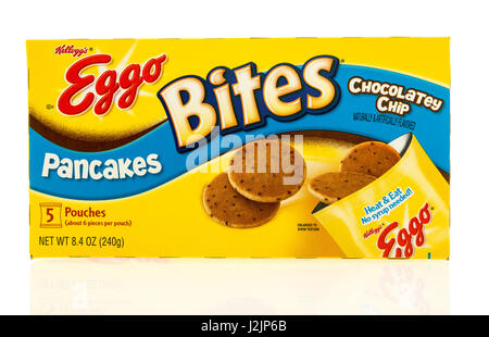 Winneconne, Wisconsin - 22. April 2017: Box Eggo Pfannkuchen Bisse in schokoladig Chip Geschmack auf einem isolierten Hintergrund. Stockfoto