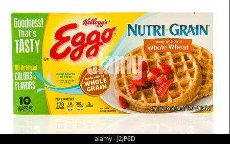 Winneconne, Wisconsin - 22. April 2017: Box Eggo Waffeln im Nutri-Grain Vollkorn Geschmack auf einem isolierten Hintergrund. Stockfoto