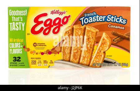 Winneconne, Wisconsin - 22. April 2017: Box Eggo Waffeln im französischen Toaster klebt Zimt Geschmack auf einem isolierten Hintergrund. Stockfoto