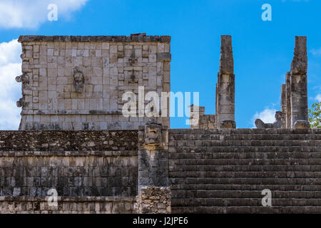 Templo de Los Guerreros ("Tempel der Krieger"), einschließlich eine Statue Chac Mool (Bote der Götter). Stockfoto