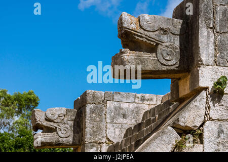 Platforma de Las Aguilas y Los Jaguares ("Plattform der Adler und Jaguare"), in Chichén Itzá (Mexiko) Stockfoto