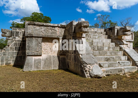 Platforma de Las Aguilas y Los Jaguares ("Plattform der Adler und Jaguare"), in einer Kombination von Maya und Tolteken Stilen zwischen 900-1200 n. Chr. gebaut, Stockfoto