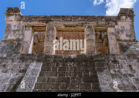 Templo del Hombre Barbado ("Tempel des bärtigen Mannes"), sitzen am Nordende des Gran Juego de Pelota ("großer Ballspielplatz"), in Chichén Itzá (Mexic Stockfoto