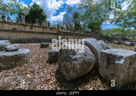 Einige der gebrochenen Spalten der Grupo de Las Mil Columnas, Columnada Norte ("Gruppe der Tausend Säulen, Norden Spalte"), in Chichén Itzá (Mexiko) Stockfoto