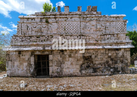 Ein kleiner Tempel in einem Teil des Las Monja ("das Kloster") Komplex in Chichén Itzá (Mexiko) Stockfoto