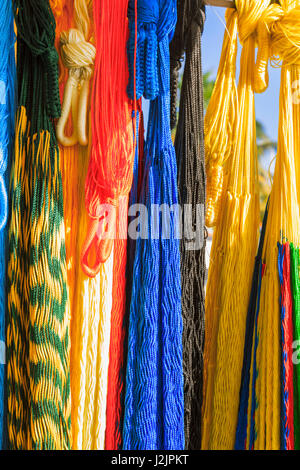 Bunte handgefertigte Hängematten zum Verkauf an den handwerklichen Markt. Stockfoto