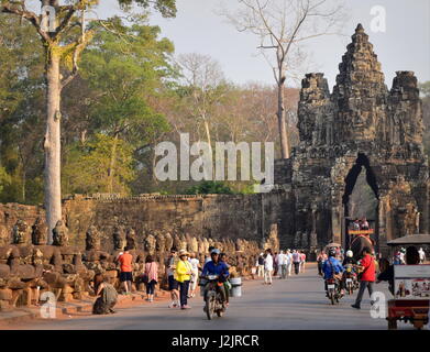 Touristen Spaziergang entlang den Weg nach Angkor Thom antiken Ruinen Tor, Kambodscha Stockfoto