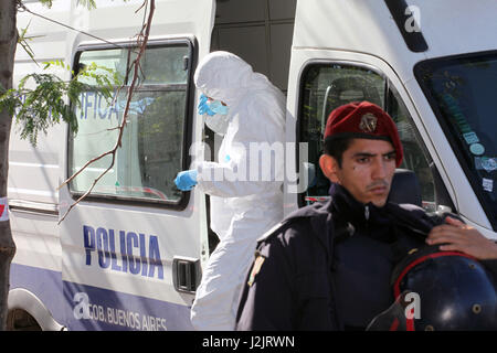 Buenos Aires, Argentinien. 28. April 2017. Nach 30 Tage lang verschwunden, erscheint die verstümmelte Leiche eines 22 Jahre alten Mädchens im Hinterhof eines Hauses. Araceli Fulles wurde in der Nähe von Jose Leon Suarez, Großraum Buenos Aires ermordet. Der Fall schockiert die öffentliche Meinung von Argentinien. Bildnachweis: Claudio Santisteban/ZUMA Draht/Alamy Live-Nachrichten Stockfoto