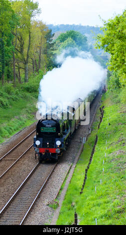 Reigate, UK. 28. April 2017. West Country Klasse 34046 Braunton umbenannt Battle of Britain Klasse No: 34052 "Lord Dowding" BELMOND BRITISH PULLMAN Dampflokomotive schleppen Salonwagen durch Reigate, Surrey. 1502hrs Freitag, 28. April 2017. Bildnachweis: Lindsay Constable/Alamy Live-Nachrichten Stockfoto