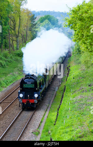 Reigate, UK. 28. April 2017. West Country Klasse 34046 Braunton umbenannt Battle of Britain Klasse No: 34052 "Lord Dowding" BELMOND BRITISH PULLMAN Dampflokomotive schleppen Salonwagen durch Reigate, Surrey. 1502hrs Freitag, 28. April 2017. Bildnachweis: Lindsay Constable/Alamy Live-Nachrichten Stockfoto