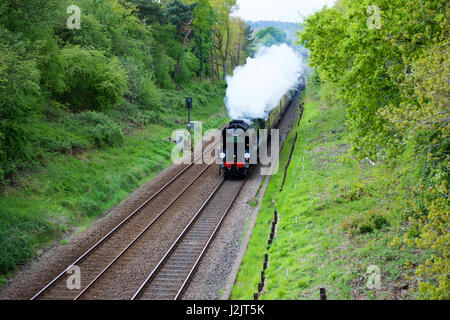 Reigate, UK. 28. April 2017. West Country Klasse 34046 Braunton umbenannt Battle of Britain Klasse No: 34052 "Lord Dowding" BELMOND BRITISH PULLMAN Dampflokomotive schleppen Salonwagen durch Reigate, Surrey. 1502hrs Freitag, 28. April 2017. Bildnachweis: Lindsay Constable/Alamy Live-Nachrichten Stockfoto