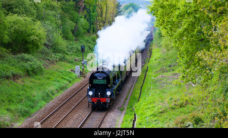 Reigate, UK. 28. April 2017. West Country Klasse 34046 Braunton umbenannt Battle of Britain Klasse No: 34052 "Lord Dowding" BELMOND BRITISH PULLMAN Dampflokomotive schleppen Salonwagen durch Reigate, Surrey. 1502hrs Freitag, 28. April 2017. Bildnachweis: Lindsay Constable/Alamy Live-Nachrichten Stockfoto